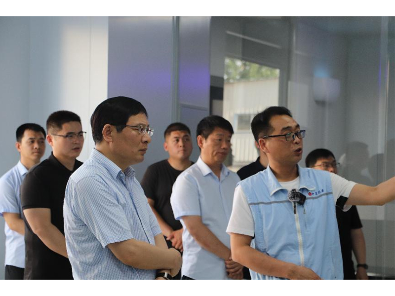 奮斗不止，追求卓 越