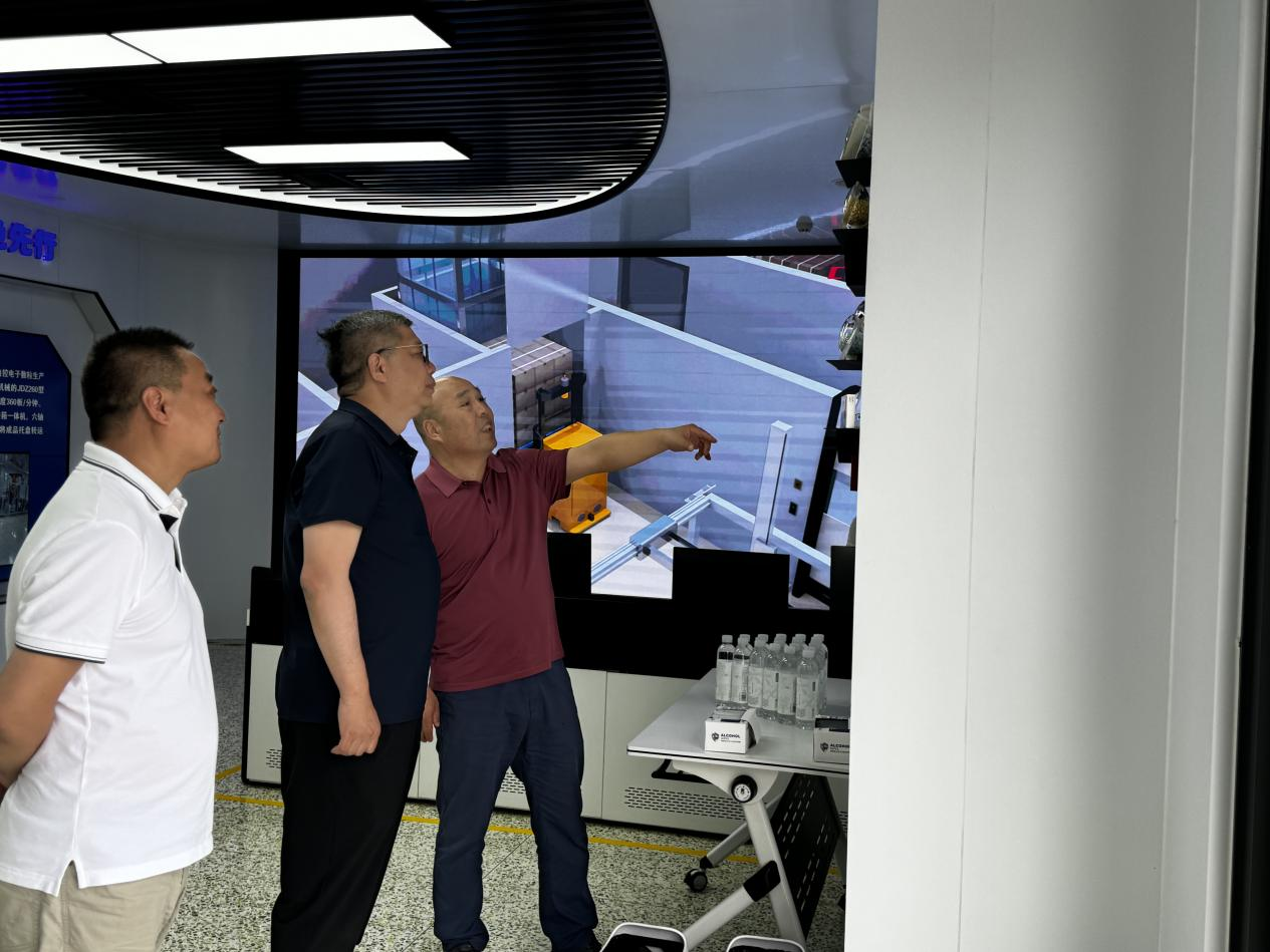 《國務(wù)院發(fā)展研究中心金融研究所副所長(cháng)巴曙松教授、金鷹基金姚文 強董事長(cháng)為企業(yè)發(fā)展實(shí)地考察》